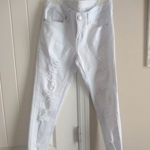 White distressed ankle jeans